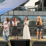 여의도에 오마이걸 떴다…깜짝 버스킹에 <b>인파</b> 가득