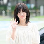 [<b>사진</b>]신현빈,'심쿵 <b>손</b>인사'