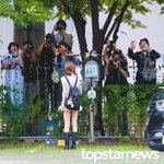  ‘<b>팬</b>들과 인사 나누는 출근길 요정’ (웬디의 <b>영</b>스트리트 출근길)...