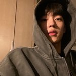 이 사람 누군지 알<b>려조</b>