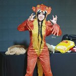 팬들이 가져오면 기괴한 옷도 다 입어주는 <b>여돌</b>