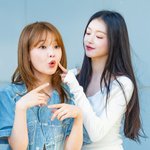 [사진]오마이걸 유아,'승희 볼에 콕'