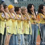 걸그룹 첫사랑 서울<b>LG</b> 시구 시타 모습