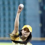 배우 정유미 서울<b>LG</b> 시구 모습