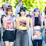 [드루와] [사진]르세라핌,'출근길 컴백 인사'