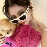 한소희, 아이돌 화보 저리 가라..튜브톱에 드러난 '황금 직각어깨'