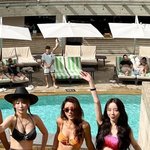 브아걸 <b>제아</b>X황보, 비키니 입고 호텔 풀파티‥케이 반전 몸매 깜짝