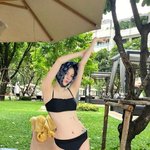 한소희, 비키니로 아찔 노출…허리 타투 '눈길