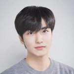 [엔터톡] 이태원 참사' 故이지한, 명예졸업장 수여…母 "<b>영정</b>사진...