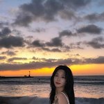 율희, <b>노을</b> 진 바닷가 앞에서 뽐내는 어깨 타투…여유로운 여행의...