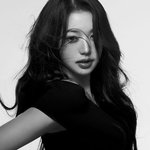 장원영, 20살 생일 지나자마자…흑백 우아함 <b>발사</b>, 섹시美 폴폴