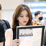 한소희 ‘<b>소중</b>한 선물에 감동’[포토엔HD]