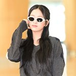 [현장포토] "아침부터, 러블리"…안유진, <b>시크</b>한 볼하트