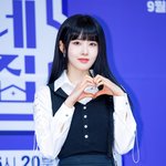 [사진]스테이씨 <b>시은</b>,'인형 미모 뽐내며 하트'