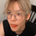 패션 안경 아닌데도 눈이 안 작아지는 남돌