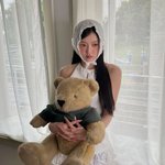 오마이걸 유아, 곰돌이 인형 안고 포즈…‘누가 인형이야?’ [DA]
