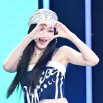 [사진]오마이걸 유아,'백옥피부 뽐내며 하트'