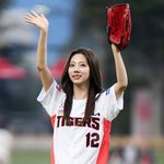 [포토] 우주소녀 여름, '<b>삐끼</b>삐끼' 챌린지 이어 시구도 성공적...
