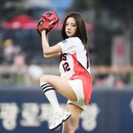 [포토] 우주소녀 여름, '<b>삐끼</b>삐끼' 챌린지 이어 시구까지 성공...
