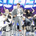 슈퍼맨이 되어 돌아왔다' <b>영탁</b>, 긍정 에너지 폭발하는 무대 '슈퍼슈퍼