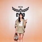 김혜윤, 제발 이렇게 <b>입어</b>줘···MCM과 찰떡궁합