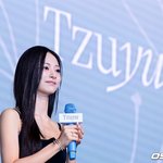 [사진]트와이스 막내 쯔위, 미소 머금고