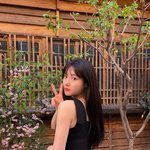 정채연, 블랙 드레스 입고 <b>팔색조</b> 매력 발산