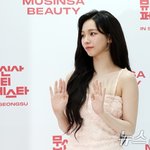 취재진 향해 인사하는 카리나