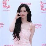 지민아"…'역대급 인파' 에스파 카리나 초미니 원피스에 성수동 '<b>들썩</b>뜰썩