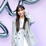 [사진]기은세, '볼하트 선물하며'