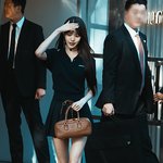 아이브 장원영, 방어 <b>장비</b> 들고 나타난 경호원