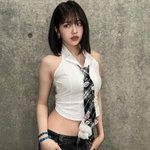 안유진, 아이브 골반 미녀 나야 나!..섹시한 배꼽티 잘록 S라인