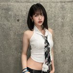 아이브 안유진, 잘록한 허리 드러나는 크롭티…'시크한 매력'