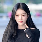 [사진]오마이걸 유아,'블랙 여신의 시크 볼콕'