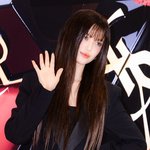 [댓글부탁해] [T포토] 뉴진스 다니엘 '손인사로 소두 인증'