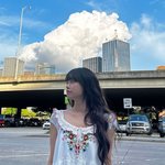 잠옷 아니지? 츄, 길 한복판 흰 원피스로 '러블리' 매력