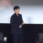 김우빈이 갑자기 손 번쩍 든 이유.jpg