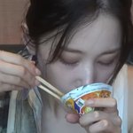 전종서, 옷까지 풀어헤치고 라면 먹방 “<b>조난</b> 당했던 거 아냐?”