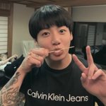 [군대] 정국이 머리자른거 록리같지<b>않아</b>?