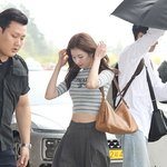 [포토]사나, <b>빗물</b>에 조심조심