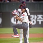 [포토] <b>리아킴</b> '힘찬 시구