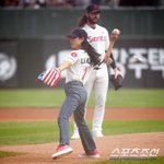 [포토] <b>리아킴</b> '힘찬 시구'