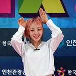 [포토] 이브, '토끼 + 볼 콕 + 꽃받침까지' 깜찍 <b>포즈</b> 끝판왕
