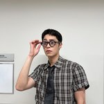 이재욱, 체크셔츠에 뿔테안경… <b>너드미</b> 뿜뿜