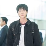 [현장포토] "클래스가 다르다"…진, 인간 조각상