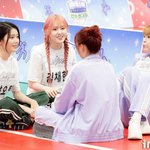 [모두드루와] [포토] 승희-효정-<b>채현</b>-샤오팅, 담소 나누는 중...