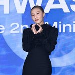 "나에게 미치고 싶어"…화사, 뼛속까지 자유분방한 '<b>NA</b>'(종합)