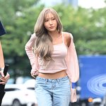 <b>화사</b>, 매혹적인 민소매 패션으로 [포토엔HD]