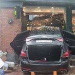 [속보] 햄버거 가게에 차량 덮쳐 6명 부상…1명 심정지 이송