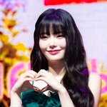 [댓글부탁해] [T포토] 피프티피프티 키나 '손하트로 러블리'